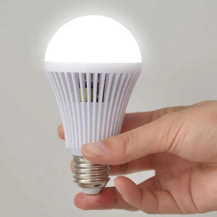 Penjualan Laris Lampu Hemat Energi Portabel 7W 9W 12W LED Bohlam Darurat Isi Ulang Lampu Darurat Luar Ruangan dengan Remote Control