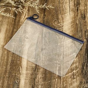 ถุงซิปใสแบบมีเชือกผูก ผลิตจากพีวีซีใส ขนาด 21*17 ซม. พิมพ์ออฟเซ็ต สำหรับบรรจุภัณฑ์เสื้อผ้า ถุงเท้า รองเท้า ป้องกันความชื้น รับผลิตตามแบบ - Product Image 3