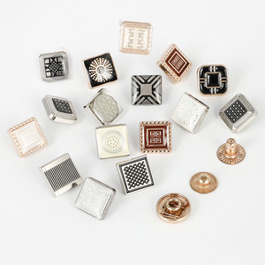 Boutons de <span class=keywords><strong>couture</strong></span> carrés personnalisés en alliage de zinc de 2 cm, émail lavable, clips à pression pour bébé avec logo pour vêtements, 50 ensembles pour Thobe - Product Image 3