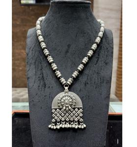 Elegante Collar con Dije Plateado para Mujer, Joyería de Moda para Bodas, Estilo Hindú, Opción Versátil para Toda Ocasión - Product Image 2