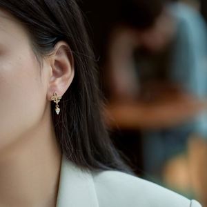 Pendientes de Plata 925 con Baño de Oro de 18K y Circonita Cúbica 5A en Forma de Flor de Iris, Diseño Exclusivo Dylam Charm para Mujer - Product Image 5