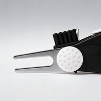 Vente en gros d'accessoires de golf multifonctionnels pliables 5 en 1 en plastique : outil de réparation de divots, marqueur de balle, brosse de nettoyage, compteur de coups