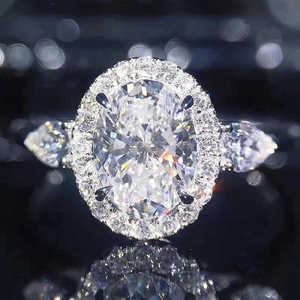 Anello ovale con pietre pavé da donna, gioiello da dito minimalista ed elegante - Product Image 1