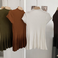 Blusa de punto de color liso para mujer, cuello simulado, manga corta, dobladillo de cola de pez, elástica, suave, ajuste ceñido y favorecedor