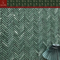 Mosaïque de carrelage en marbre beige, vert et rouge GOLDKING, motif chevrons, montée sur treillis, directement de l'usine, pour grands projets