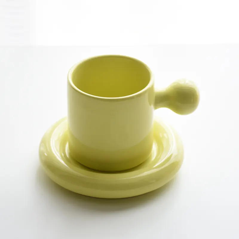 2022 सस्ते रचनात्मक डिजाइन सौंदर्य रंग प्यारा अंडे की जर्दी स्टेनलेस स्टील तश्तरी के साथ चीनी मिट्टी के कप कॉफी कप और तश्तरी