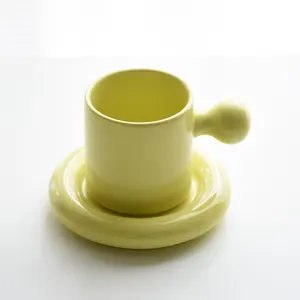 2022 недорогая креативная дизайнерская Красивая цветная Милая керамическая чашка с яичным желтком с блюдцем из нержавеющей стали кофейная чашка и блюдце