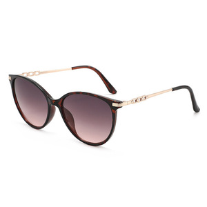 Gafas de Sol Cat Eye de Alta Calidad con Lentes UV400, Protección Anti-Radiación de PC, Color Verde Amarillo, Patillas con Diseño de Diamantes, Tendencia de Moda TikTok - Product Image 3