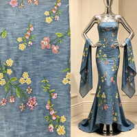 Tissu en denim bleu avec broderie florale multicolore en sequins et perles pour robes, tenues de soirée et robes de cérémonie vintage