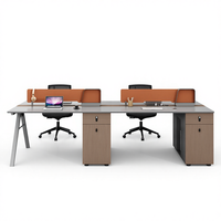 Bureau d'employé en bois en forme de L, moderne, propre et soigné, anti-rayures, avec poste de travail cloisonné par écran pour environnement de bureau