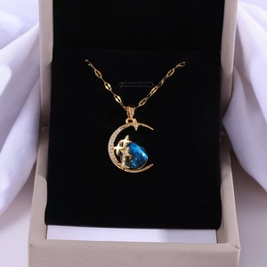 Collar Planeta Azul en Acero Inoxidable con Circonita Delicada Saturno Espacio Tierra Globo en la Luna Novedad en Joyería - Product Image 3