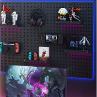 Panneau perforé mural multifonction en PP, adapté aux salles d'e-sport, avec divers crochets et étagères