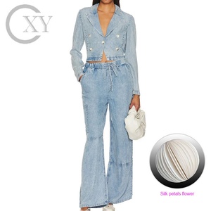Chaqueta vaquera recortada de algodón para mujer con flores 3D hecha a mano de fábrica OEM, rejilla de ventilación trasera de tela Chambray ligera - Product Image 4