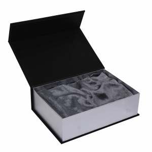 Scatole Regalo Natalizie di Lusso in Cartone Nero Riciclabile con Chiusura Magnetica, Confezioni Personalizzate per Calzini - Product Image 1