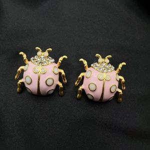 Pendientes <span class=keywords><strong>de</strong></span> <span class=keywords><strong>mariquita</strong></span> con incrustaciones <span class=keywords><strong>de</strong></span> diamantes <span class=keywords><strong>de</strong></span> moda Retro para mujer, joyería <span class=keywords><strong>de</strong></span> aro <span class=keywords><strong>de</strong></span> aleación <span class=keywords><strong>de</strong></span> moda <span class=keywords><strong>de</strong></span> gama alta, versátil altamente personalizada - Product Image 4