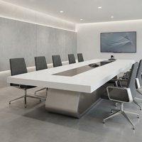 Table de réunion et de conférence sur mesure en Corian blanc et acier inoxydable pour 12 personnes, idéale pour les bureaux et les immeubles de bureaux