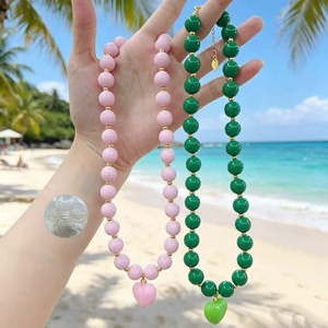 Colliers fantaisie avec pendentif cœur en acrylique et perles colorées pour femmes, pour les fêtes et la plage - Product Image 2