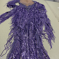 Justaucorps de scène pour danse latine et orientale, style showgirl, à franges de paillettes violettes, en maille nude, orné de strass flamme, à manches longues et col ras du cou