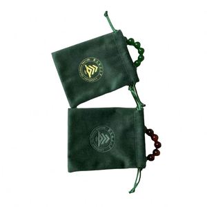 Pochette à bijoux en velours satiné de luxe avec logo gaufré recyclable, avec cordon de serrage, pour cadeaux - Taille et couleur personnalisables - Product Image 1