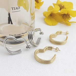 Pendientes de Aro con Forma de Corazón Acanalado |   Acero Inoxidable Chapado en Oro PVD de 18K |   Aros en capas impermeables, hipoalergénicos y duraderos para mujer - Product Image 1