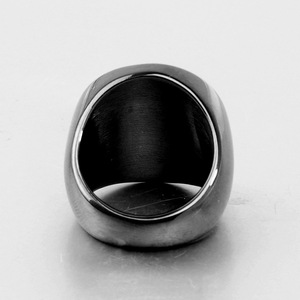 แหวนสแตนเลสสีดำ 22 มม. ดีไซน์ตัวอักษรทรงกลม ของขวัญเครื่องประดับสำหรับผู้ชาย - Product Image 3