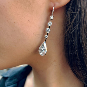 Boucles d'oreilles clous en diamant de laboratoire poire de 5,00 carats, fermoir à vis en or 14 carats - Product Image 1