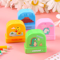Vente en gros Intoss YZ008 Tampon nominatif en plastique au design de dessin animé mignon en forme de poupée, logo personnalisé pour vêtements d'enfants photosensible