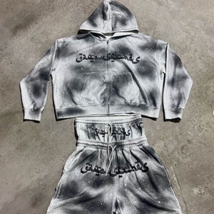 Ensemble survêtement épais 500 g/m² à double taille, coupe carrée, avec strass, délavé à l'acide et imprimé sérigraphié effet usé, comprenant un short de survêtement et un sweat à capuche - Product Image 1