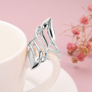 Anello Dorato Curvo Traforato per Donne, Gioiello da Dito alla Moda in Stile Europeo e Americano - Product Image 4