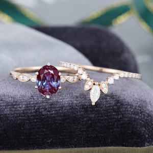 แหวนเงินแท้ 925 ประดับเพชร CZ ดีไซน์เรียบหรู ชุดแหวนอเล็กซานไดรต์ แหวนแต่งงานอเล็กซานไดรต์ - Product Image 2