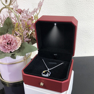 Boîte à bijoux en cuir PU personnalisée pour présentation, avec éclairage LED intégré, idéale pour bagues, pendentifs, bracelets et colliers – Vente en gros fabricant - Product Image 4