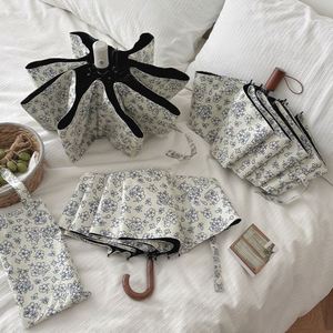 Parapluie pliant compact OEM personnalisé avec logo, motif floral vintage, poignée en bois, protection UPF50, revêtement noir, pour femme, idéal comme cadeau - Product Image 2