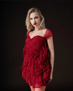 Robe courte rouge profonde romantique avec décolleté en cœur, jupe à volants superposés et fleur 3D, fabriquée au Vietnam - Product Image 3