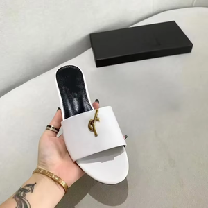 รองเท้าแตะดีไซน์หรูหราจากแบรนด์ดังของ Y รุ่นยอดนิยม สีดำ ประดับตัวอักษรและกระดุมโลหะ ด้านบนเป็นวัสดุเจลลี่ทรงกลม พร้อมสายรัดและพื้นรองเท้าทำจากยาง - Product Image 3