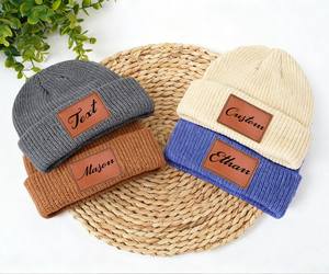 Bonnet unisexe en acrylique 100% tricoté, couleur unie, chaud et respirant, idéal pour l'hiver et la plage - Product Image 4