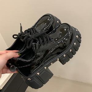 Chaussures pour femmes en cuir verni brillant à bout rond, talon compensé de 8 cm, semelle épaisse, style punk avec rivets, pointures 5-43 - Product Image 2