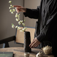 Vase hydroponique de table en céramique artisanale de style chinois Huaijin pour l'arrangement floral zen et l'espace thé.