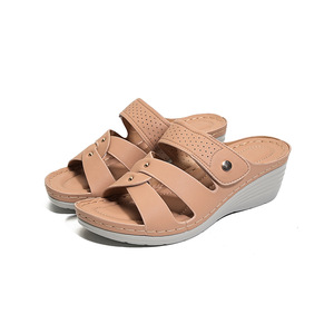 Sandalias de cuña de cuero para mujer, zapatos de moda para caminar al aire libre de verano con suela suave y antideslizante - Product Image 2