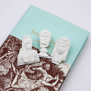 Pin de solapa de PVC de goma blanda con mini escultura de arte: David, Buda, Cabeza de Duquesa, para museos y galerías de arte - Product Image 1