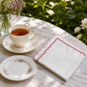 Servilletas Clásicas de Algodón Blanco con Borde Festoneado Rojo, Cuadradas, Hechas a Mano, Decoración de Mesa - Product Image 4