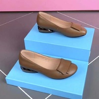 Chaussures pour femmes à bout rond, semelles super douces, prix bas et disponibles pour la vente en gros en usine.