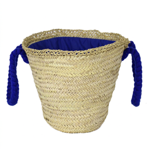 Panier de rangement ovale en feuilles de palmier tressées à la main, style marocain, avec poignée bleue et intérieur en lin, idéal pour les pique-niques, les courses et les occasions spéciales. - Product Image 1