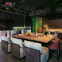 Ensemble de mobilier de restaurant moderne J2S avec banquette en cuir vert et tables et chaises en bois pour café et hôtel