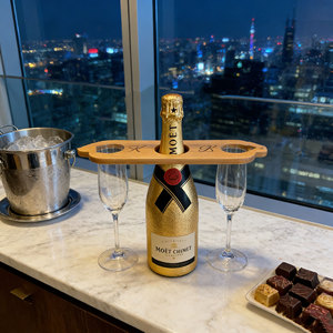 Copas de vino de madera de bambú al por mayor Caddy <span class=keywords><strong>Butler</strong></span> botella de vino antigua y soporte de cristal soporte de encimera para 1 botella y 2 vasos - Product Image 3