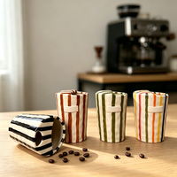 Vente en gros de tasses à café en céramique à rayures noires et blanches faites à la main avec logo personnalisé, tasse à expresso vernie, directement de l'usine