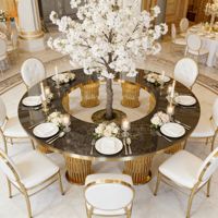 Table de salle à manger ronde de luxe avec plateau en verre et base en acier inoxydable doré pour banquets d'hôtel et événements de mariage