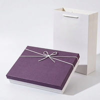 Boîte cadeau en carton violet spécialisée pour vêtements de luxe et accessoires de mode haut de gamme avec structure renforcée