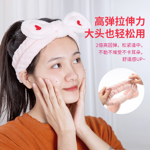 Ensemble de coiffure Saint-Valentin Playboy Guangzhou : Peigne Rose Scellé, Brosse Ajourée, Accessoires Cheveux 199g, Emballage OPP - Product Image 2