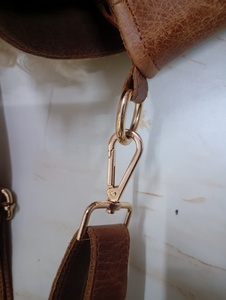 Bolso Tote de Hombro de Cuero Genuino Marrón Hecho a Mano para Mujer con Forro de Algodón Premium, Cierre de Cremallera Seguro y Adorno de Plumas - Product Image 6