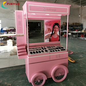 Chariot de présentation mobile haut de gamme rose personnalisé pour cosmétiques et parfums, avec auvent et roues, idéal pour les événements en centre commercial - Product Image 4